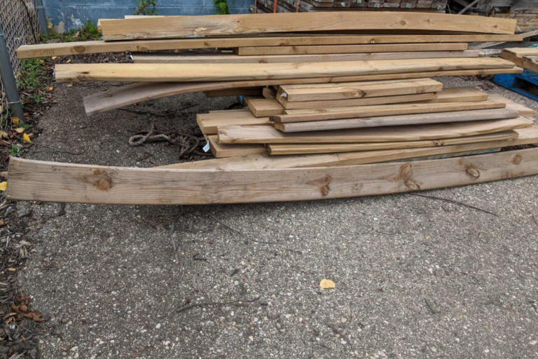 Las tablas sobrantes del proceso de construcción de rampas se recolectan y almacenan.